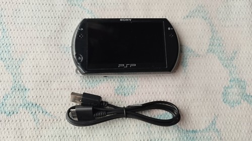 Sony PSP Go Console Black Version With Games + USB Charger - 第 1/8 張圖片