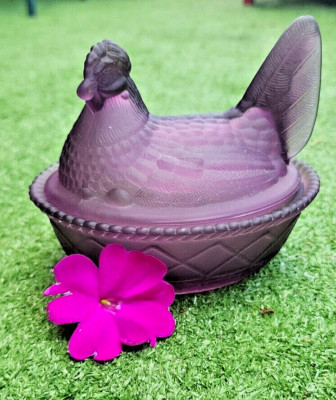 5'' PLUM SATIN PURPLE GLASS CHICKEN HEN BIG FIGURINE SPLIT TAIL ON NEST DISH GIFT