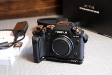 Fujifilm X-T4 26mp black body Excellent 938 clicks grip, card, battery, cord