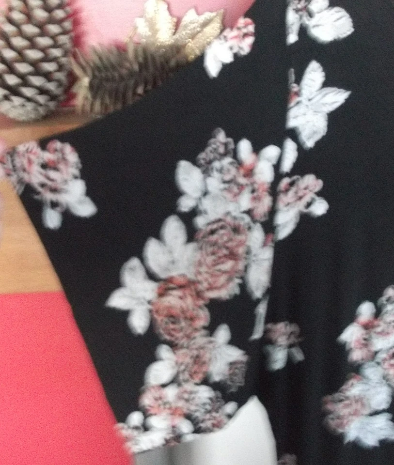 Stretchy Top, Size 20/22, Black/Floral , Short Kimono Sleeves, Ruching to Sides - Image 4 of 4