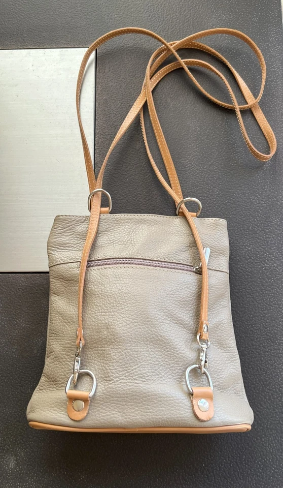 Bandolera Firenze de cuero italiano y se convierte en mochila topo y camello Foto 3 de 4