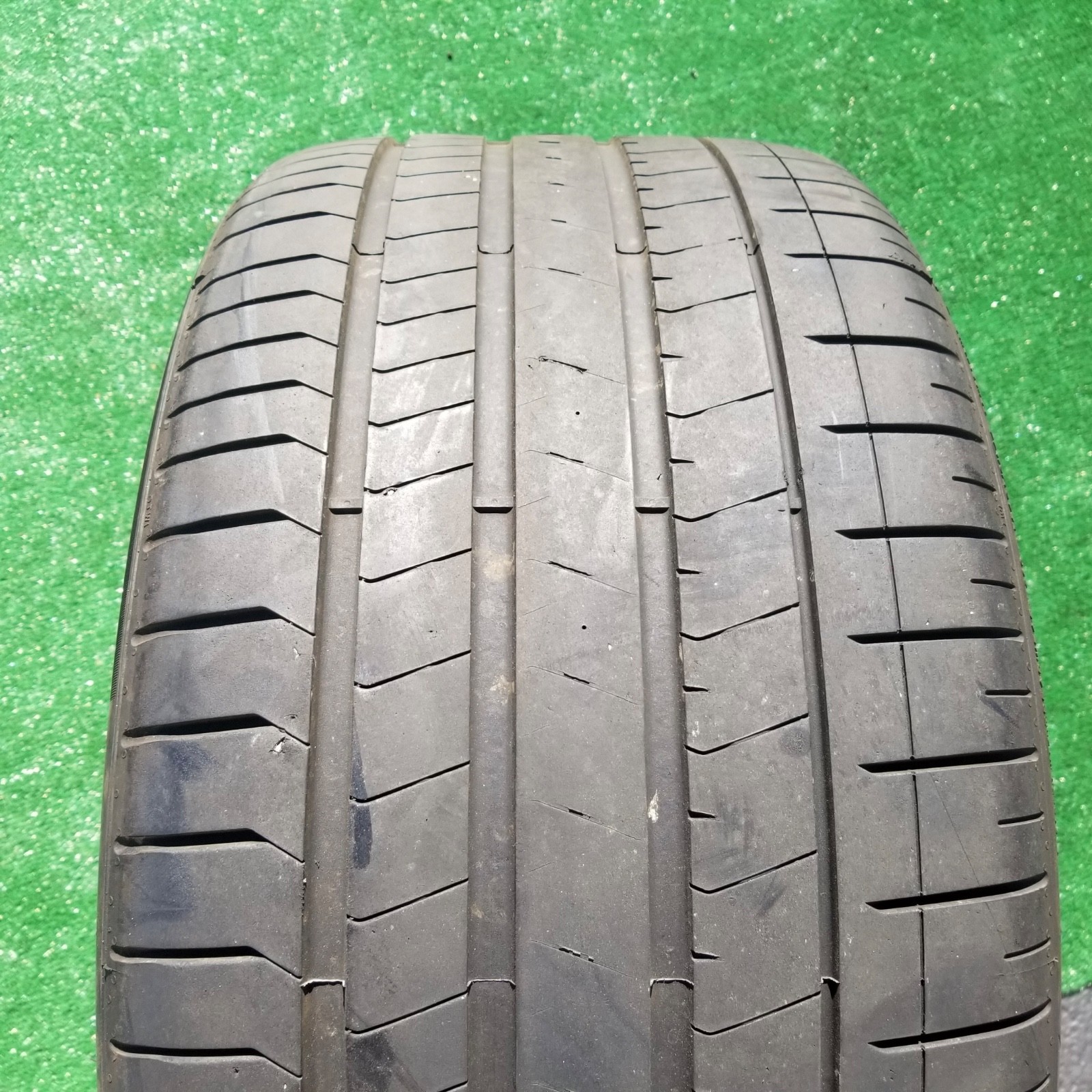 325/30R23 Pirelli P Zero PZ4 Tire A8A Aston Martin 325/30ZR23 325 30 23 70%