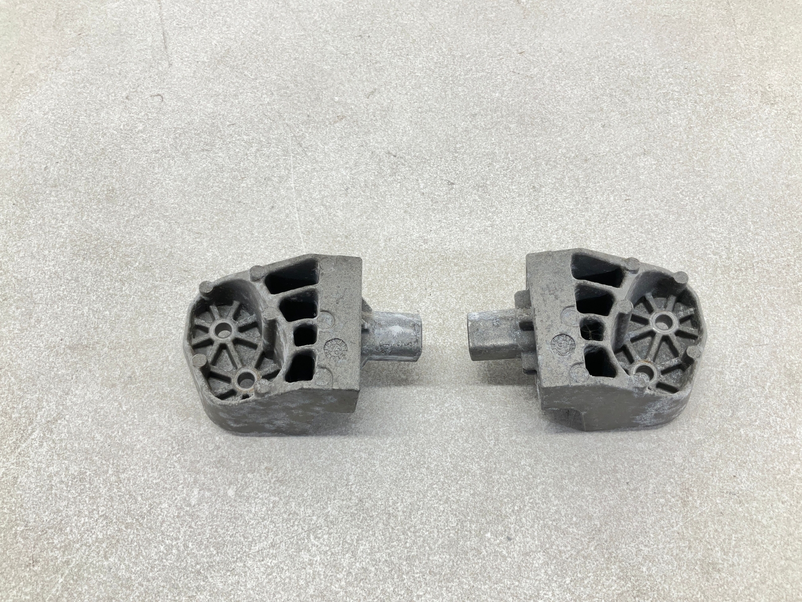 17-20 MASERATI Levante Front Right & Left Upper Radiator Mount Support Bracket C