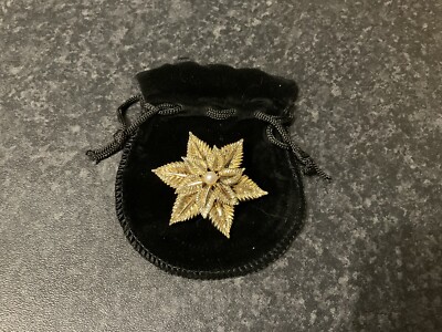 Preloved Vintage goldfarbene Anstecknadel Brosche Blattform Kunstperle, klassisches Retro Geschenk