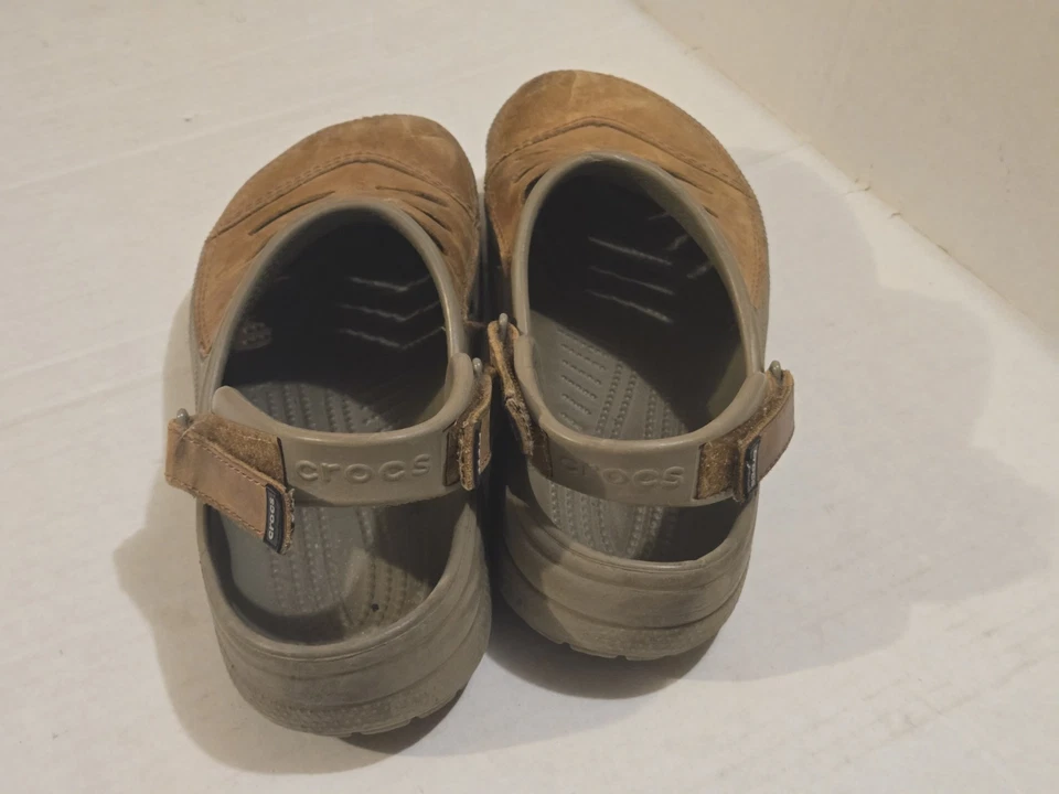 Zuecos deportivos de cuero marrón Crocs para hombre talla 10 Yukon zapatos cómodos Gorpcore  Foto 2 de 4