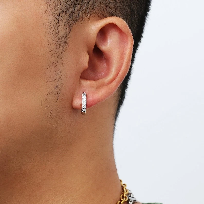 Pendientes de aro de oro amarillo de 14 quilates sobre plata de 15 mm para hombre pavé de diamantes creados de 1,5 quilates Foto 2 de 4