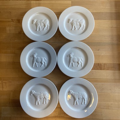 EUC Bonjour Dinnerware All White Embossed Farm Animals  6 Dessert Plates 7 1/8
