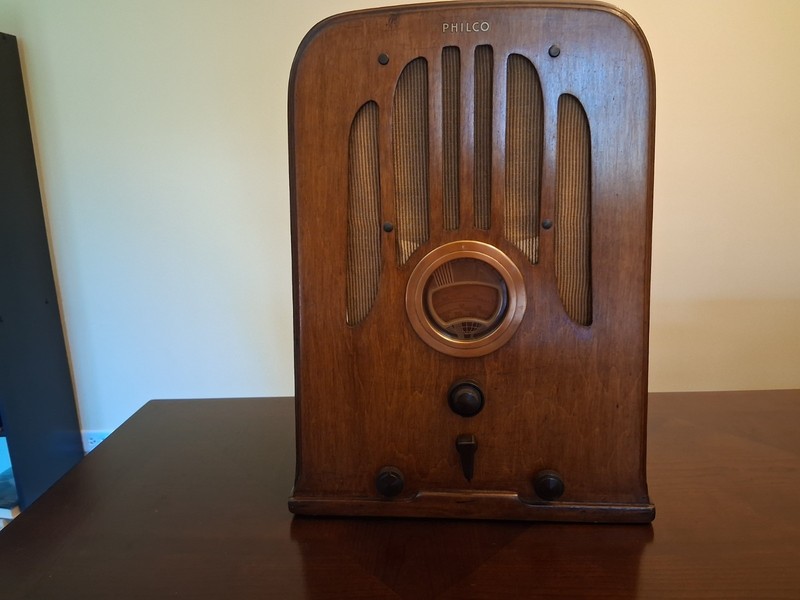 1937 wooden cathedral Philco AM-SW radio model model 37-610 in great shape