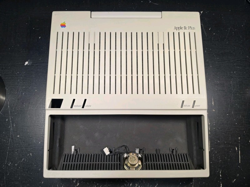 1988 Vintage Apple IIc Plus A2S4500 Computer Replacement Plastic Case + Handle!