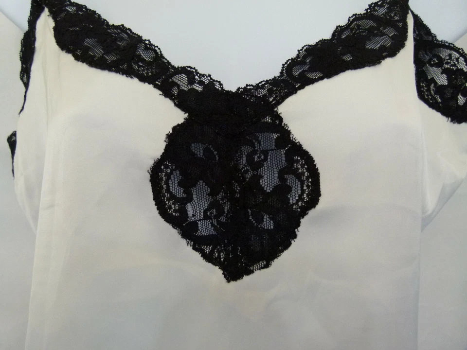 Blusa Guess Los Angeles Feminina Top Alça de Espaguete Renda Branca/Preta Tamanho G - Imagem 2 de 4