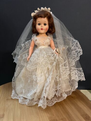 Robe en dentelle antique poupée mariée années 1950 yeux fermés ouverts - Photo 1/6