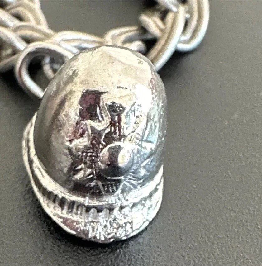 Pulsera de plata esterlina y 3 dijes de colección cruz, casco de policía, trineo de Santa Foto 2 de 4