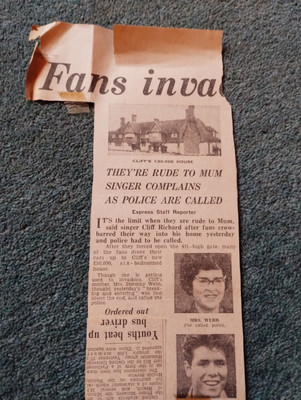 Sk143 Ephemera 1963 Artikel Cliff Richard und Mama mit Fächern 