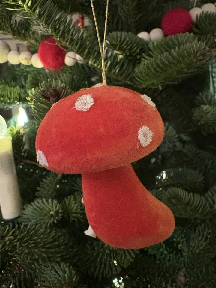 RARO! Enfeite de Natal vintage 1950-60s Papai Noel flocado cavalgando em cogumelo vermelho 3 polegadas - Imagem 4 de 4