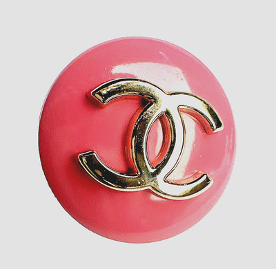 Wunderschöner Chanel Knopf aus Metall glänzend rosa mit Gold Coco Mark 23mm, neuwertig