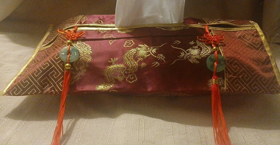 CUBIERTA DE CAJA DE PAÑUELOS CHINOS BORDADOS BROCADO SEDA GRANATE ROJO Foto 2 de 4