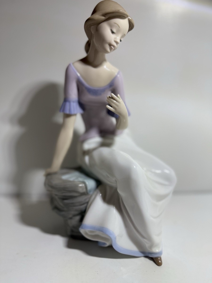 花を持つ少女　NAO・リヤドロ　ヴィンテージ NAO By Lladro Spring Reflections Girl Sitting Holding Flower
