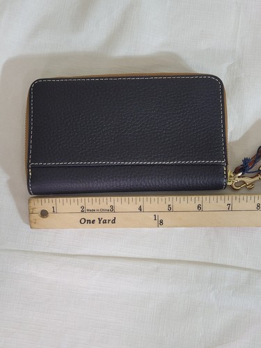 NWT Dooney and Bourke zip Around Phone Wristlet Black Pebbled Leather ZR102 - Picture 4 of 9