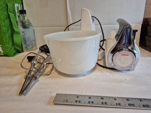 Mezclador de pie Sunbeam Mixmaster vintage con tazón pequeño y batidores - Imagen 17 de 23