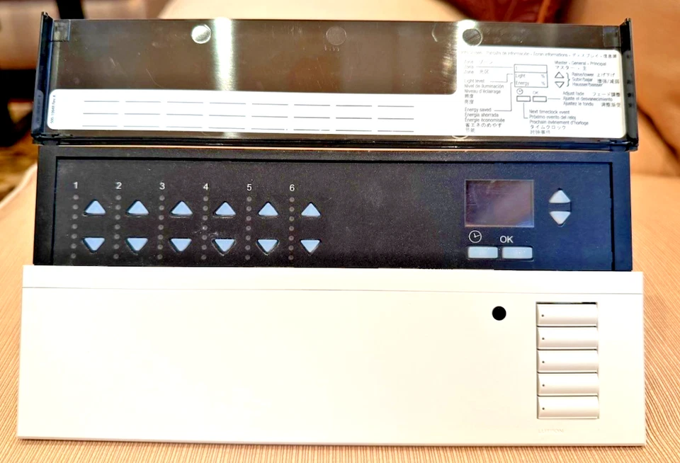 Controlador de iluminación inalámbrico de 6 zonas Lutron Graphics Eye QS - QSGRJ-6P-TWH Foto 2 de 4