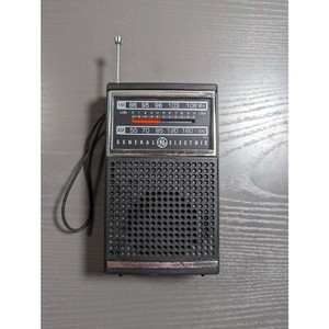 VINTAGE GENERAL ELECTRIC MODEL 7-2500A AM/FM TRANSISTOR RADIO - TESTED & WORKING