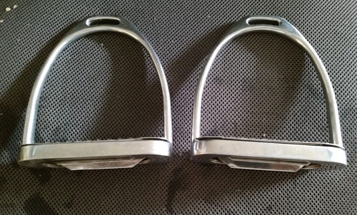 Étriers Anglais Korsteel 4,5 Pouces – Occasion – Équitation