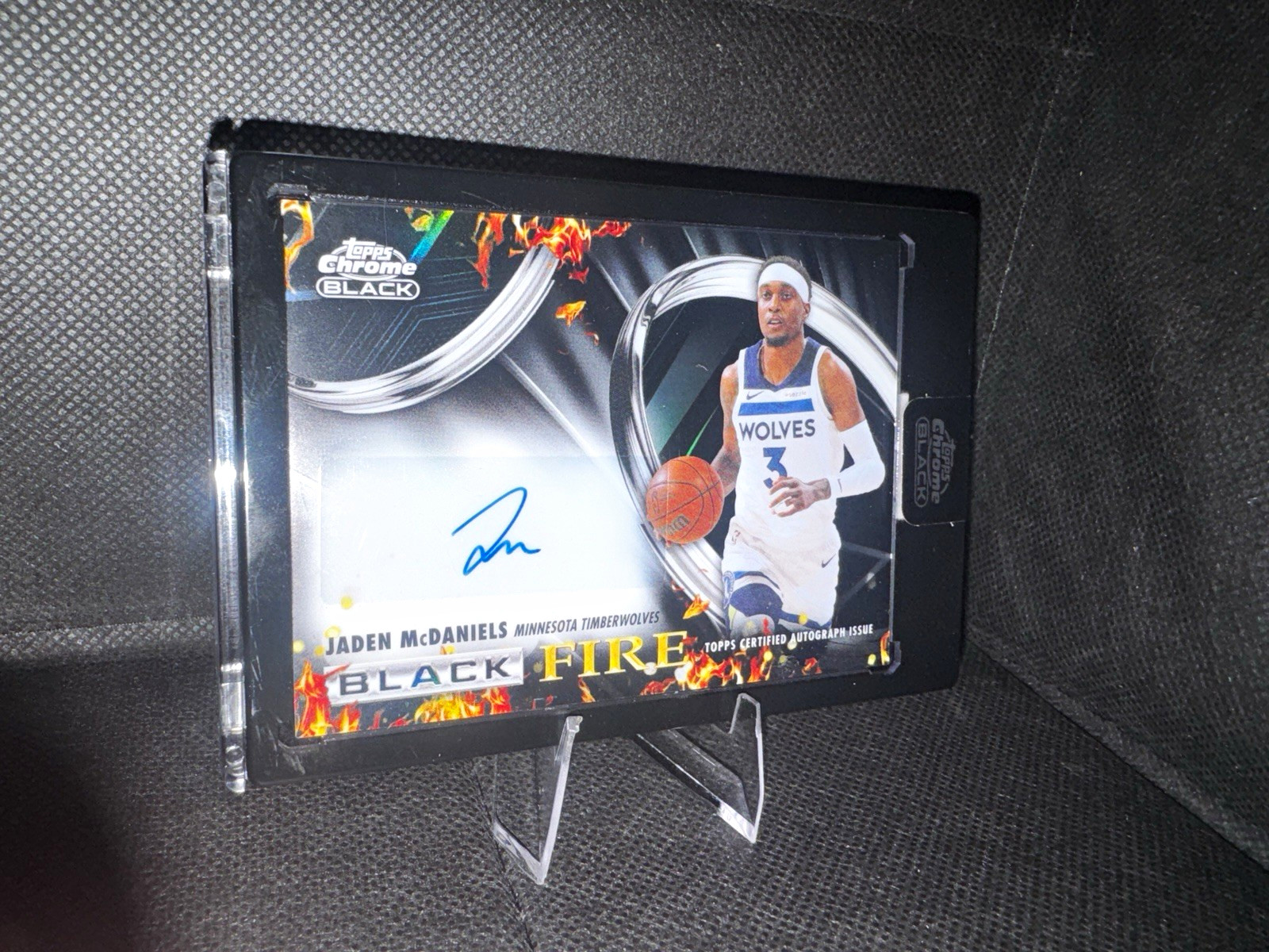 Topps 2025-26 Chrome Black Black Fire Auto Jaden McDaniels BF-JM Wolves