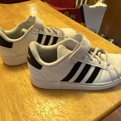 adidas Unisex Kids Athletic Sneaker White Black Logo Strap Size 2.5 GW6512