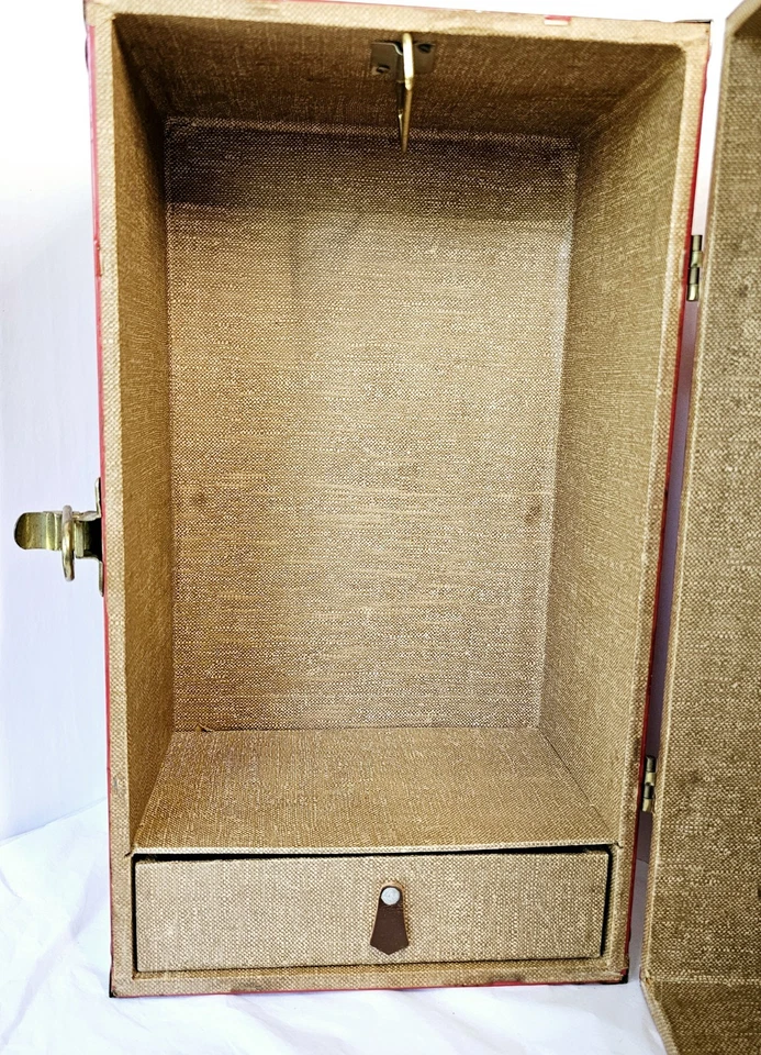 Baúl y armario vintage de metal rojo y blanco para muñeca 16"x9"x9", años 50 Foto 2 de 4