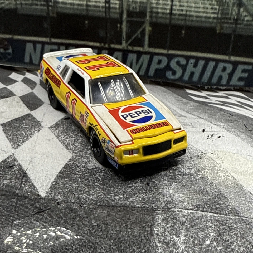 Johnny Lightning nascar 1:64 Legends 1983 Monte Carlo Darrell Waltrip #11 Pepsi Foto 2 de 4