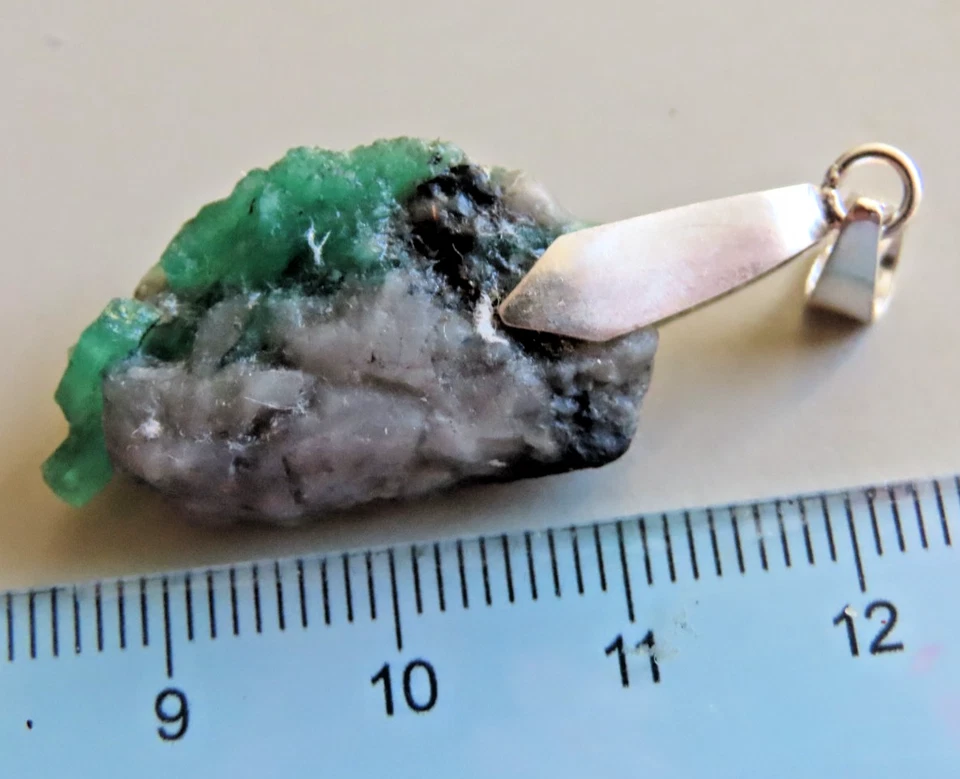 Ciondolo in argento 925 con smeraldo grezzo nella matrice - Immagine 2 di 4