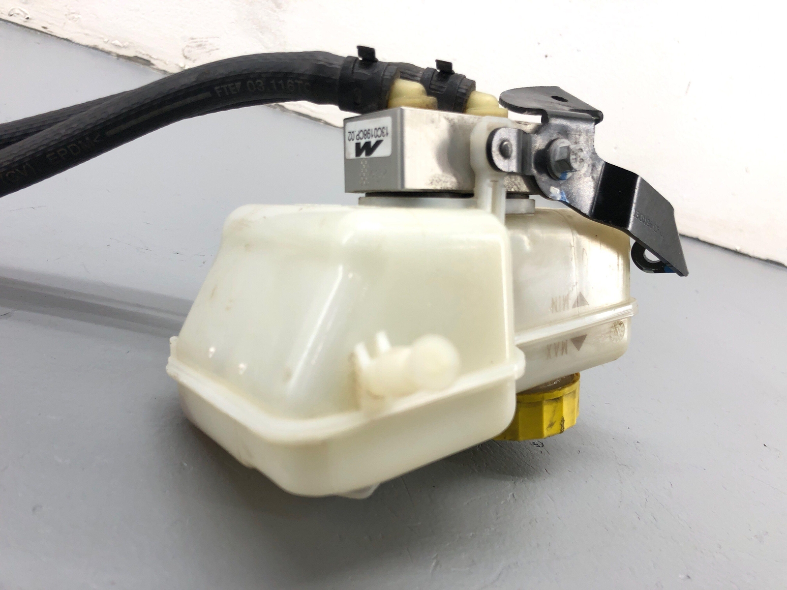 2020-2023 MCLAREN GT ENGINE BRAKE FLUID RESERVOIR OEM 2021 2022