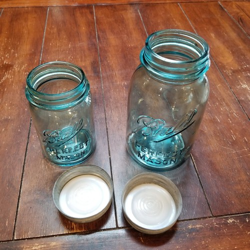 Antiguo par de frascos de albañil perfectos de bola 1900-1923 Qt y Pt con tapas de zinc azul verdadero - Imagen 5 de 13