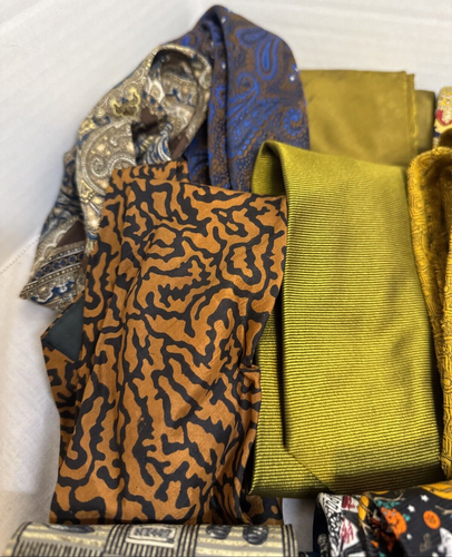 Lot of 30 Men’s Neck Ties For Wear Or Crafting Quilting Projects Bulk Neckties - Picture 3 of 7