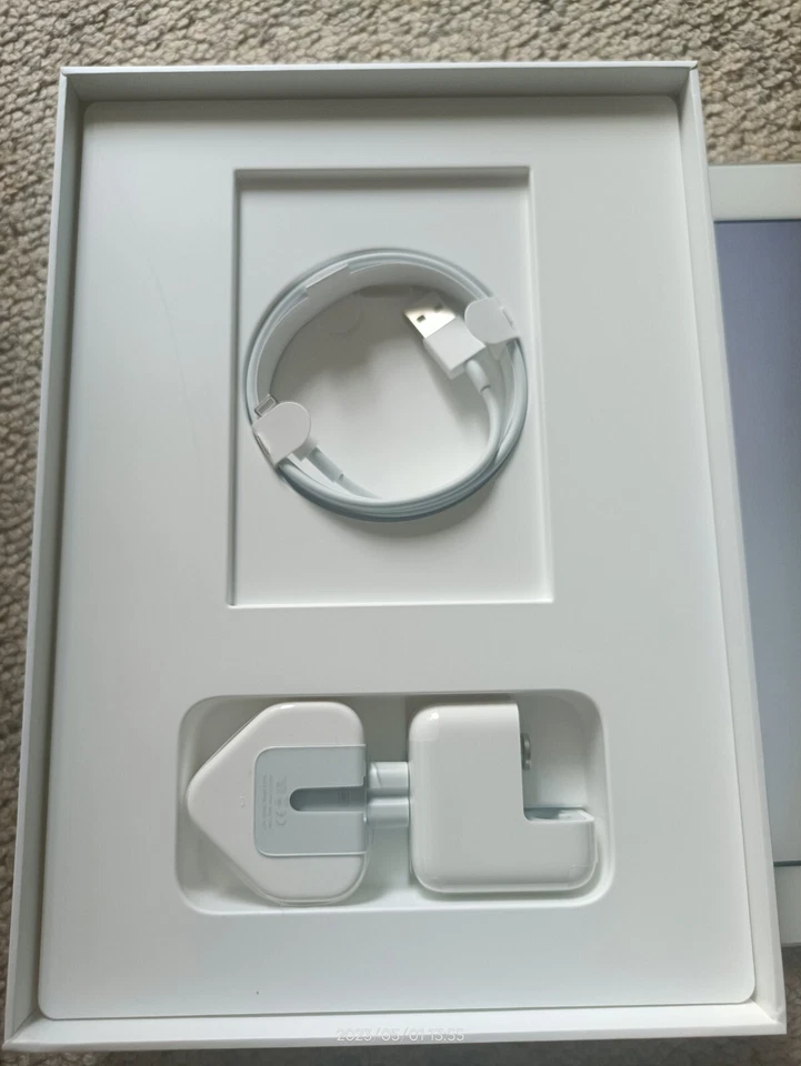 Apple iPad 5th Gen. 32GB, Wi-Fi, 9.7" - White - Image 4 of 4