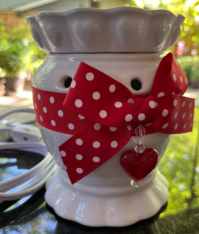 Scentsy Warmer "VALENTINE" Full Size in Original Box