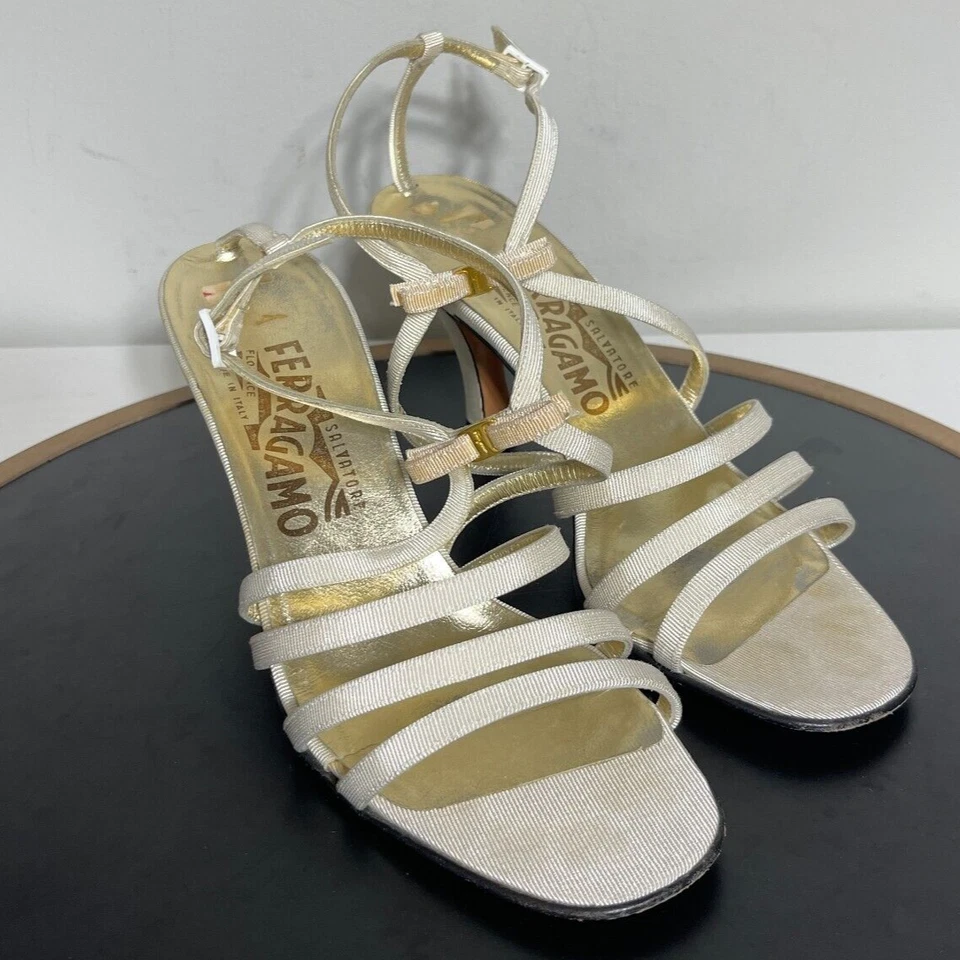 Sandalias Salvatore Ferragamo con tiras para mujer 7,5 dorado moño acento tacón alto Italia Foto 2 de 4