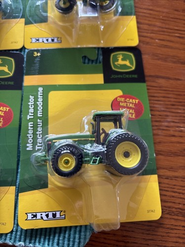8 - ERTL John Deere Modern Tractors Diecast Metal 37742 - Picture 2 of 4