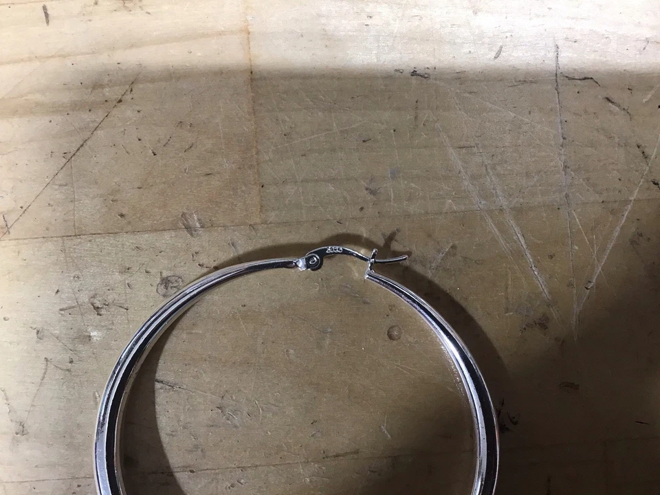 Pendientes de aro grandes de plata de ley .925. Tamaño 2 1/4 pulgadas de diámetro. Foto 3 de 4