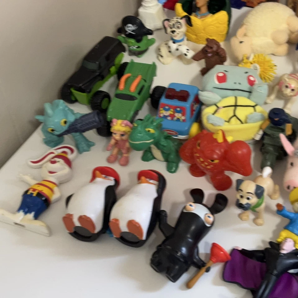 Huge Vintage To Modern Toy Lot 81 Mix Clifford Aladdin Pocahontas Fred Flinstone - Image 4 of 4
