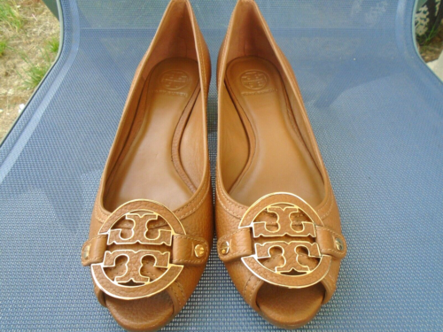 New Tory Burch cognac leather womens peep toe low wedges shoes sz 9.5 - Foto 1 di 11