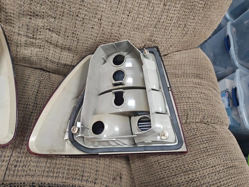 Par de lentes de luz trasera de maletero Griffin Saab 9000 sedán usados para 1988 a 1992 Foto 4 de 4
