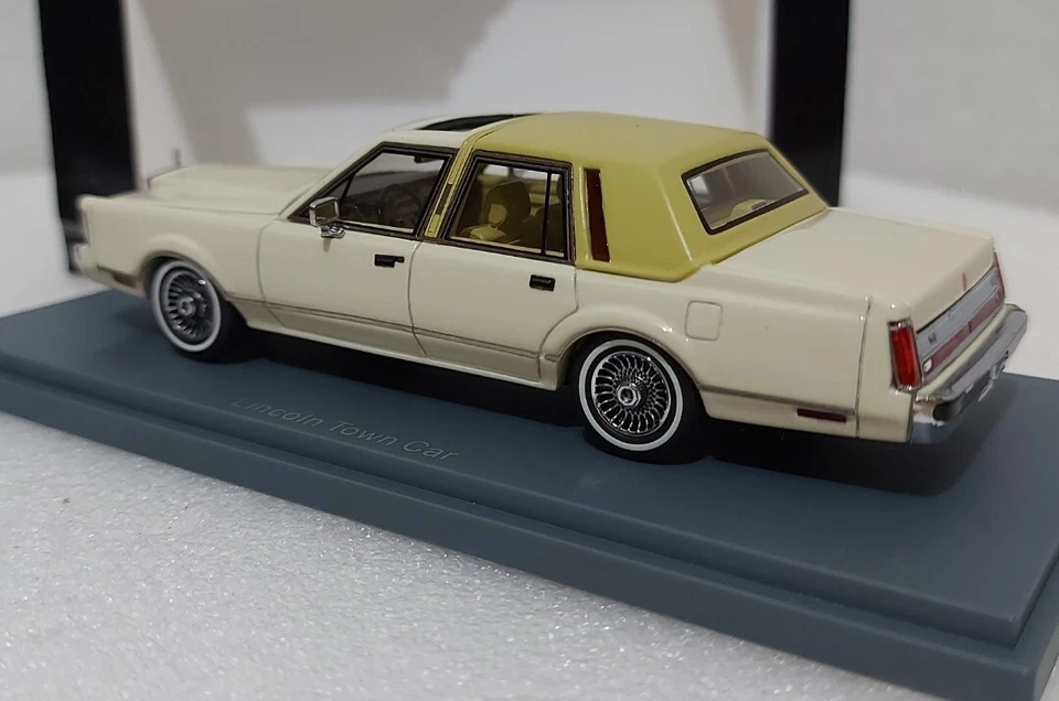 WOW Lincoln Town Car Beige 1986 1:43 Neo 43545 EXTREMELY RARE!! - Image 4 of 4