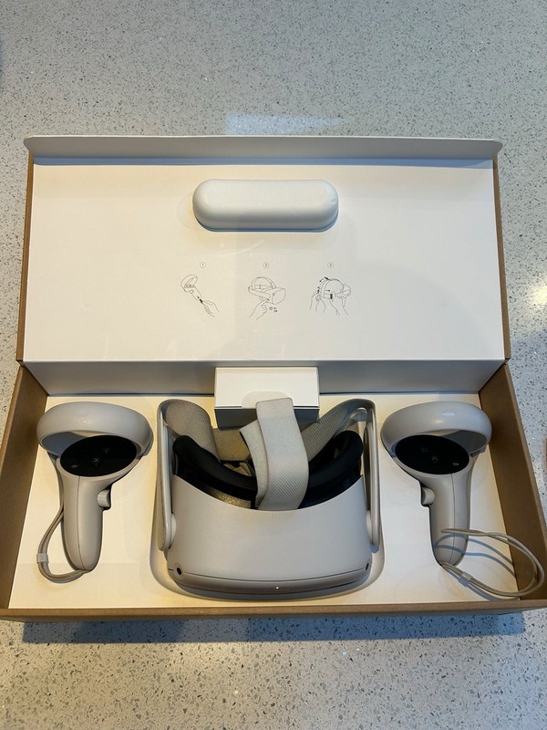 Oculus Quest 2 Standalone VR Headset 128GB White 120Hz with Touch Controllers