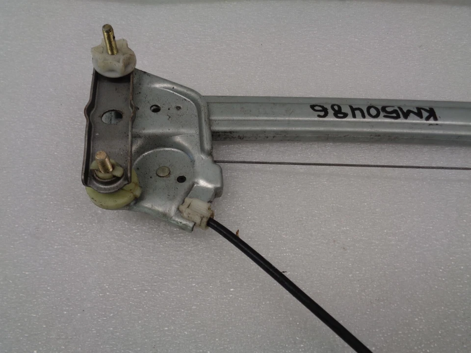 Двигатель регулятора заднего правостороннего пассажира 97-01 Lexus ES300 85720-33090 OEM KM50486 - Изображение 3 из 4