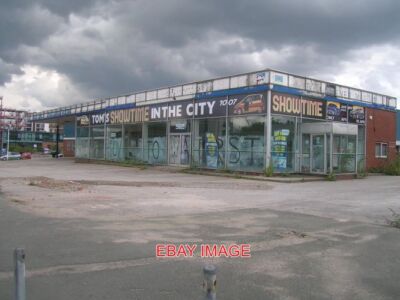 PHOTO  CASTLEFIELD TOM'S SHOWTIME IN THE CITY THINK THIS EX CAR SHOWROOM IS EARM