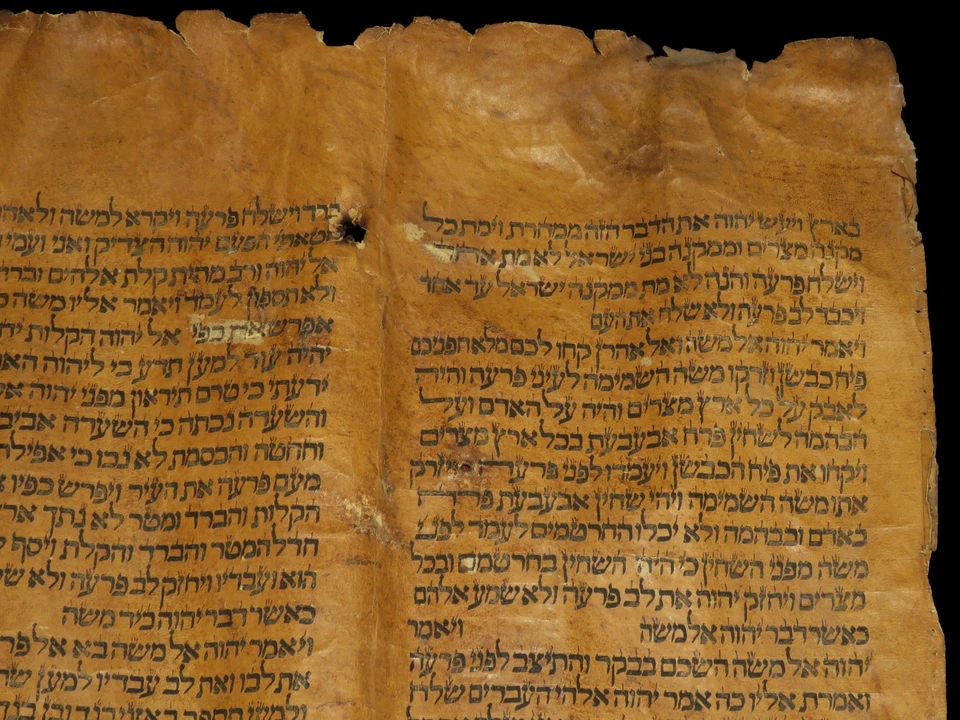 TORAH BIBLE SCROLL JEWISH MANUSCRIPT FRAGMENT 300-400 YEARS OLD FROM MOROCCO - Image 4 of 4