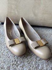 VINTAGE SALVATORE FERRAGAMO VARA WOMEN SIZE 8 SHOES/OFF WHITE/BEIGE/WITH BOW