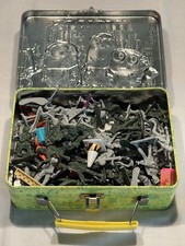 VTG Plastic Toy Soldiers Dinosaurs Lot in Rare Collectible Minions Lunchbox
