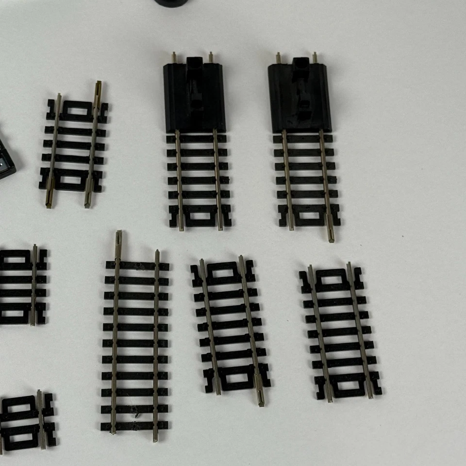 Atlas HO Scale Train Track Lot 11 Pieces 2 Switches Stop Sign & Screws - Image 4 of 4